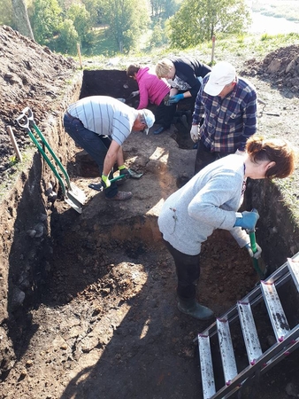 Radiniai: archeologai, ištyrinėję vos dešimties kvadratinių metrų plotą Bilionių piliakalnyje, surado sudegintų žmonių kaulų, nors tokie radiniai nebūdingi šiai teritorijai.