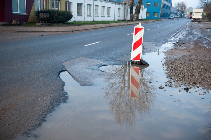 Vairuotojai įspėja: atsargiai, duobės!