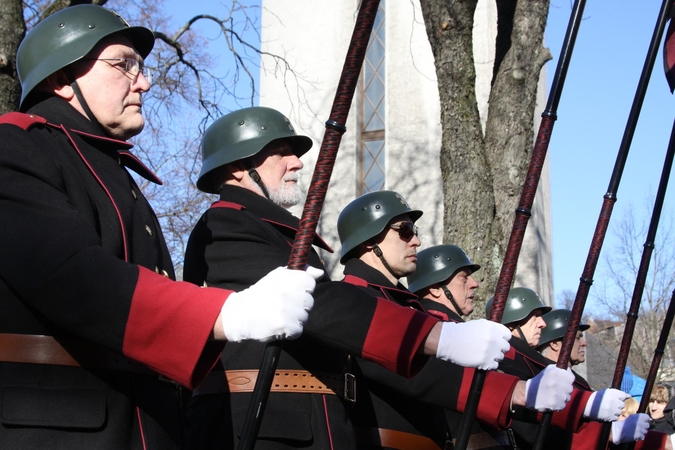 Trispalvė tautos karių kasdienybė (išskirtinis interviu)