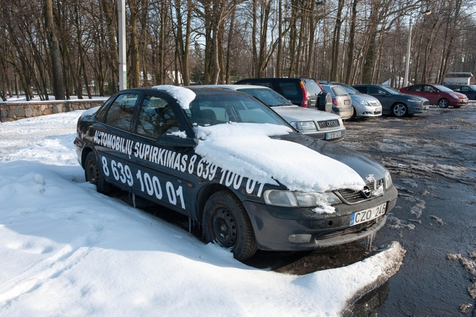 Trukdo: pro nenaudojamus automobilius negali pravažiuoti sniego valymo mašinos.