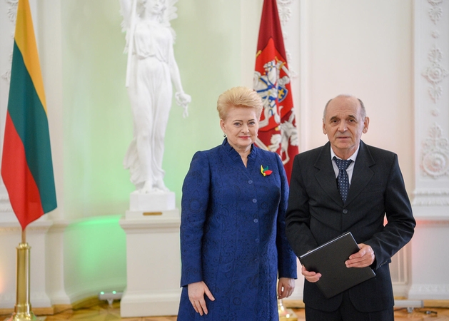 Vyčio Kryžiaus ordino Karininko kryžių po mirties, skirtą buvusiam antisovietinės ir antinacinės rezistencijos dalyviui R.B.Nakui, iš Prezidentės D.Grybauskaitės rankų atsiėmė kovotojo sūnus A.Nakas.