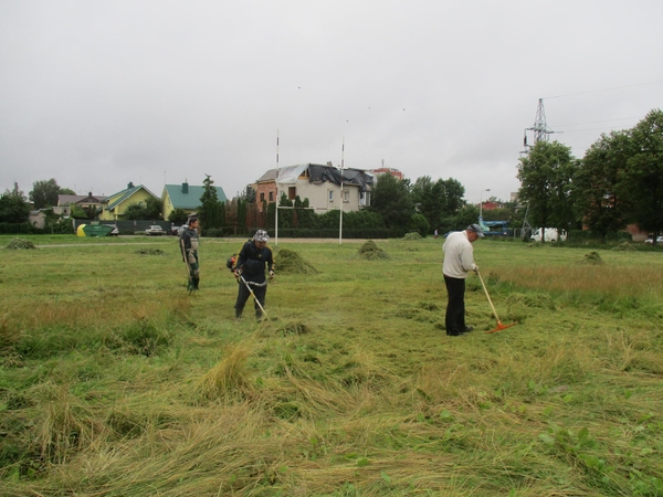 Pradėtas tvarkyti piktžolių lauku virtęs stadionas