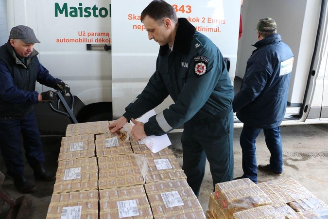 Tūkstančiai pakelių konfiskuotos kavos iškeliavo „Maisto bankui“