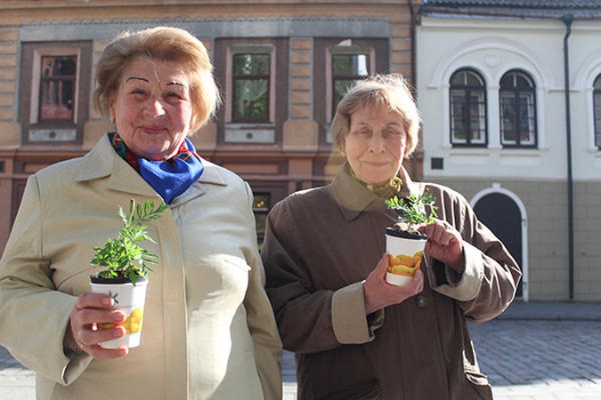 Studentai dalijo mamoms gėles