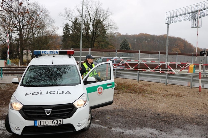 Dramatiška operacija Kaune: policininkės nuo bėgių stūmė ratą pametusį automobilį