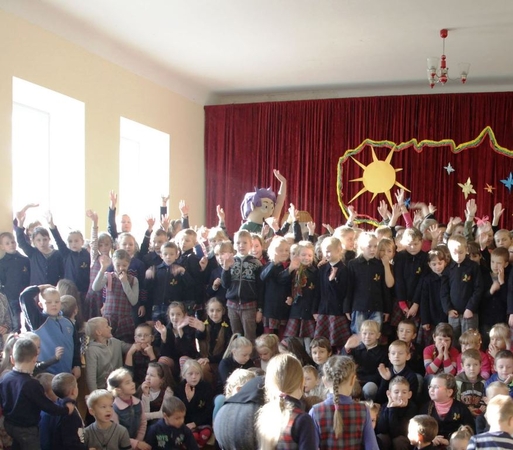 Pasaulinę košės dieną 300 pradinukų kirto košę pusryčiams