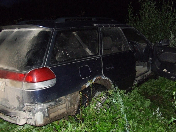 Gaudynės pasienyje: vienas „Subaru Legacy“ įstrigo krūmynuose, kitas įskriejo į Merkį