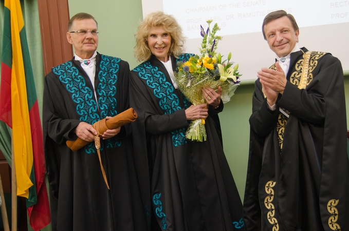 KTU garbės daktare tapusią J. Kazickaitę-Altman pasveikino ir A. Adamkienė