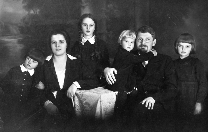 Kartu: J.Murka su šeima 1930 m.: žmona Elena ir dukromis (iš kairės) Grožvyda, Rūta, Danute ir Laima.
