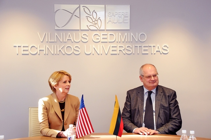 VGTU aplankiusi JAV ambasadorė: norėčiau vėl būti studentė