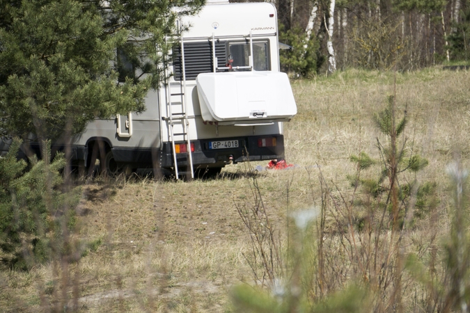 Įžūlumas: poilsiautojai iš Latvijos nepaisė eismą draudžiančio kelio ženklo, užkardos ir įsirengė stovyklavietę pačiame Smiltynės miške.