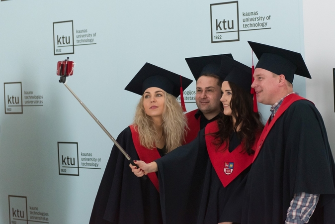 KTU „Santakos“ slėnyje išlydėti pirmieji šių metų absolventai