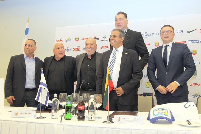 Sutarties pasirašymą praskaidrino legendos sąmojai
