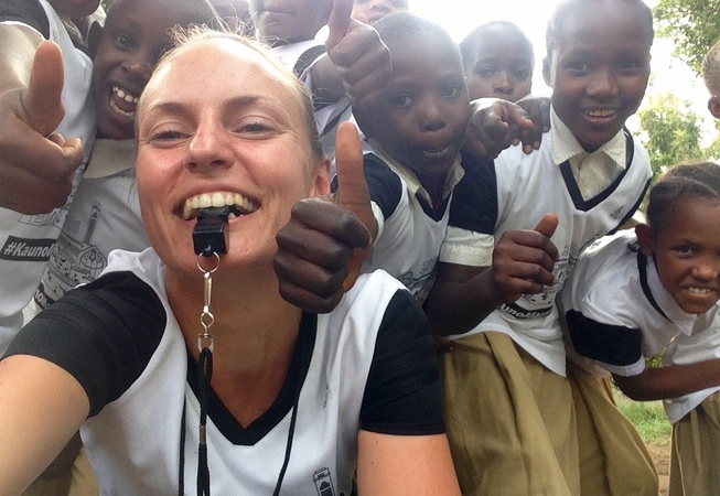 Maratonininkė M. Juodeškaitė Tanzanijos vaikus moko sportuoti ir kalbėti angliškai