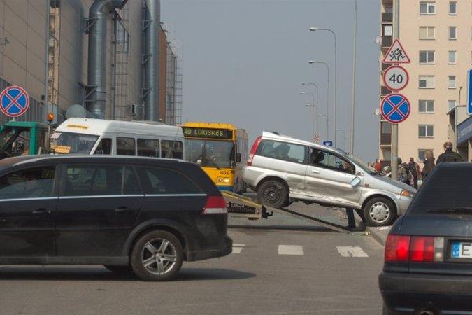 Vairuotojai automobilių tempimo virve kultūrą išmaino į techninę pagalbą