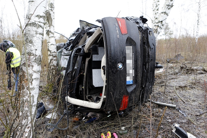 Nuo kelio nuskriejo BMW: keleivis žuvo, vairuotoja – sužeista