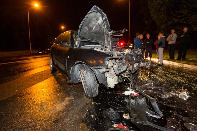 Kelių chuliganas su „Audi" rėžėsi į autobusą