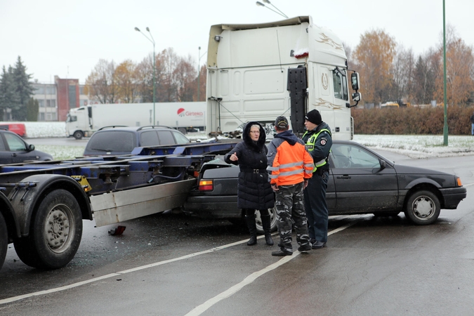 Vilkikas žiede prispaudė lengvąją mašiną ir išgąsdino vairuotoją