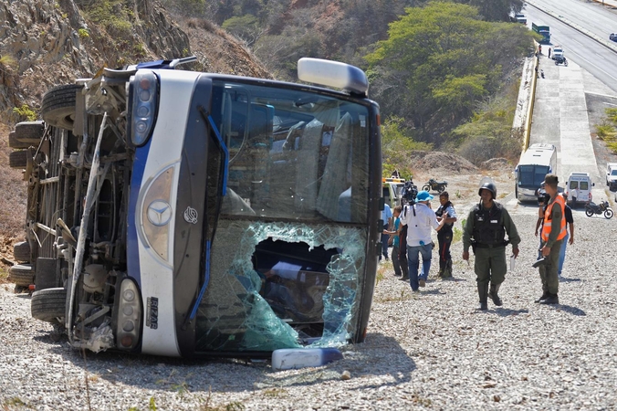 Argentinos kalnuose apvirtus autobusui žuvo mažiausiai 19 žmonių