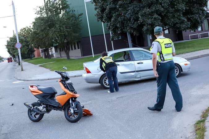 Avarija Raudondvario plente: automobilis rėžėsi į motorolerį