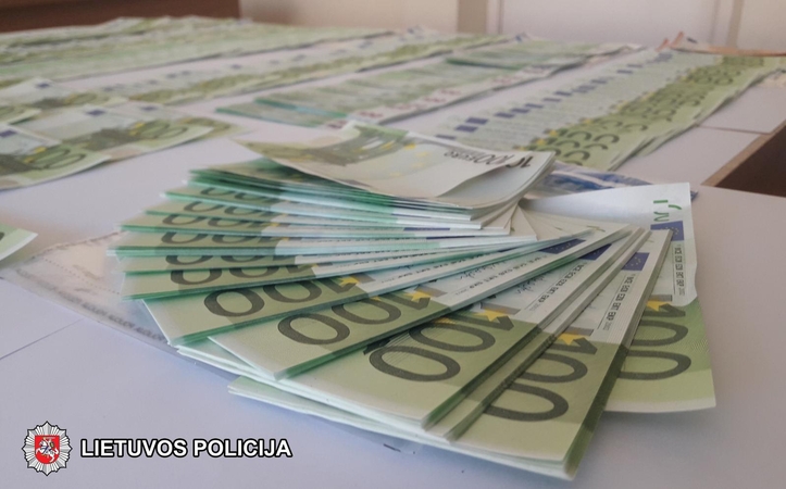 Padirbtų pinigų verslas: į Lietuvą vežė 85 tūkst. puikiai suklastotų eurų