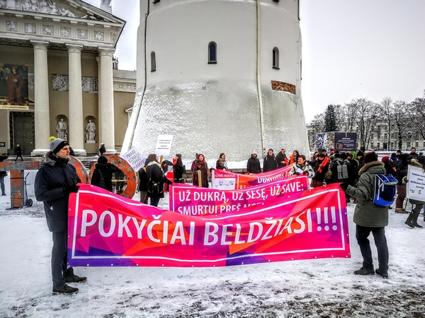 Moterys reikalauja daugiau pagalbos smurto aukoms