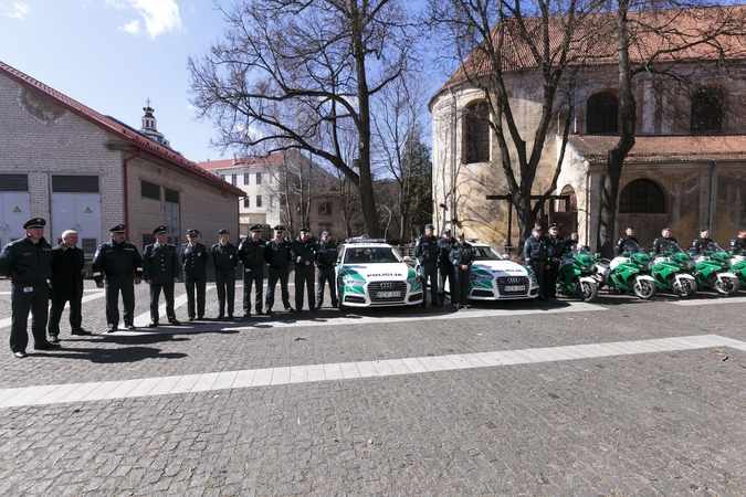 Į gatves išlydėti motociklais patruliuosiantys pareigūnai
