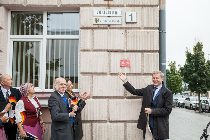 Vokietijos vienybės dieną Vilniaus Vokiečių gatvė papuošta vokišku užrašu