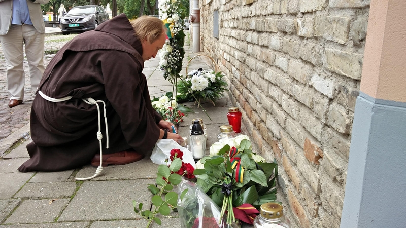 Žmonės reiškia solidarumą dėl žuvusiųjų per ataką Nicoje