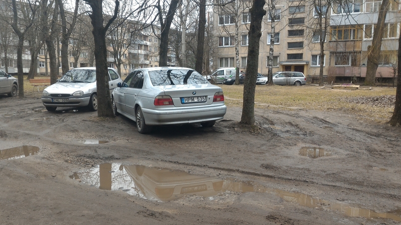 Kova dėl vietos kiemuose: išvažinėta žolė ir grandinėmis saugoma „asmeninė“ vieta