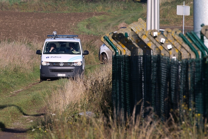 Belgijoje vairuotojas rėžėsi automobiliu į kareivinių vartus: įtariamasis suimtas