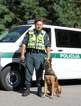 Tarnybinio šuns į lovą lipti neleidžia