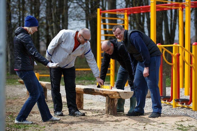Ramučių vaikai džiaugiasi nauja žaidimų aikštele