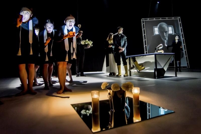Teatras: scena iš spektaklio „Man netinka tavo kostiumas“.