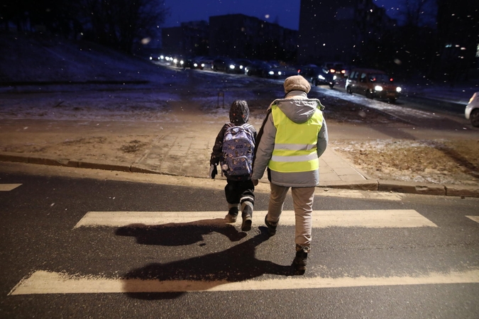 Senjorai saugo moksleivius – budi prie pėsčiųjų perėjų šalia mokyklų