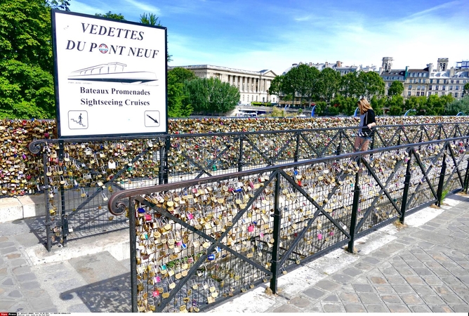 Įsimylėję turistai kelia pavojų Paryžiaus tiltams 
