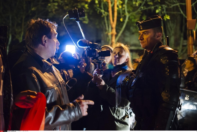 Prancūzijoje jau trečią vakarą tęsėsi policijos protestai