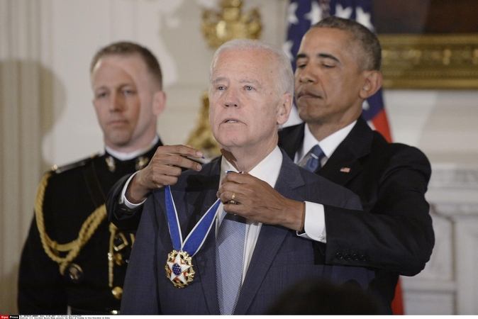 B. Obama apdovanojo viceprezidentą J. Bideną Laisvės medaliu