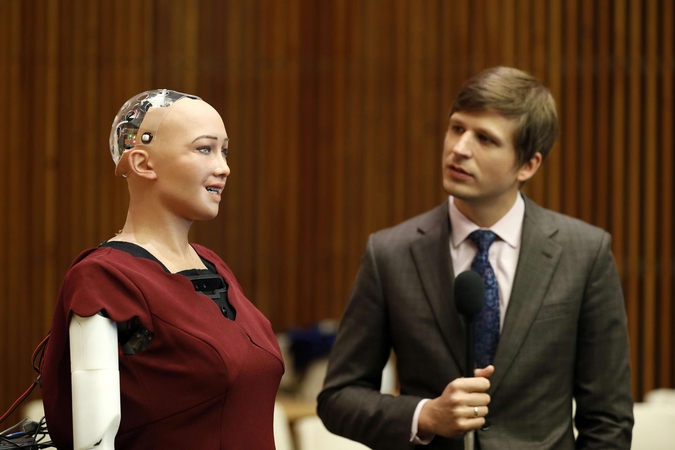 Žmoniją grasinęs sunaikinti robotas tapo Saudo Arabijos piliečiu 