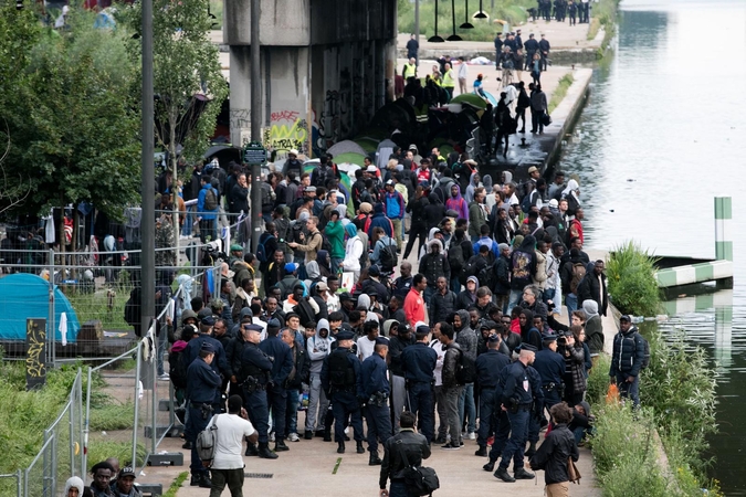 Paryžiuje likviduota didžiausia migrantų stovykla