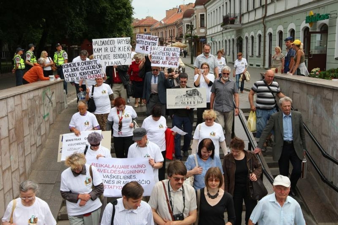 Stiklainio Laisvės alėjoje skandalas: piketuotojai šaukė "Miestą darko" 