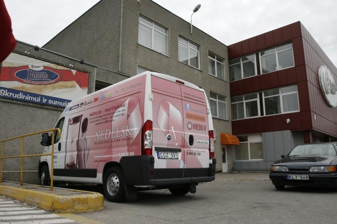 Rožinis „Nedelsk“ autobusėlis atvyksta į Neringą