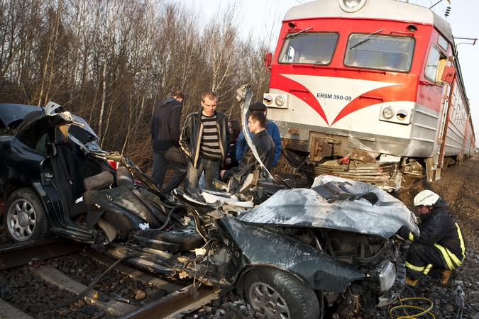 Pervažoje traukiniui susidūrus su automobiliu žuvo jo vairuotojas