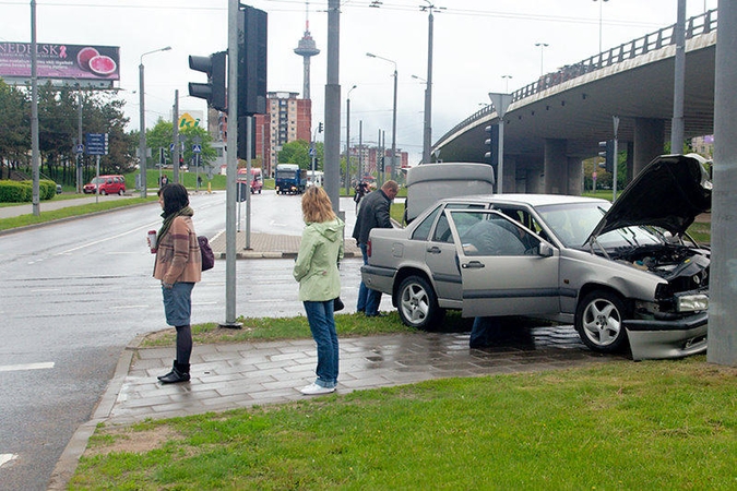 Po susidūrimo „Volvo“ nulėkė į stulpą