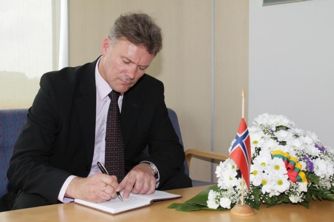Miesto vadovai uždegė žvakeles šalia Norvegijos garbės konsulato