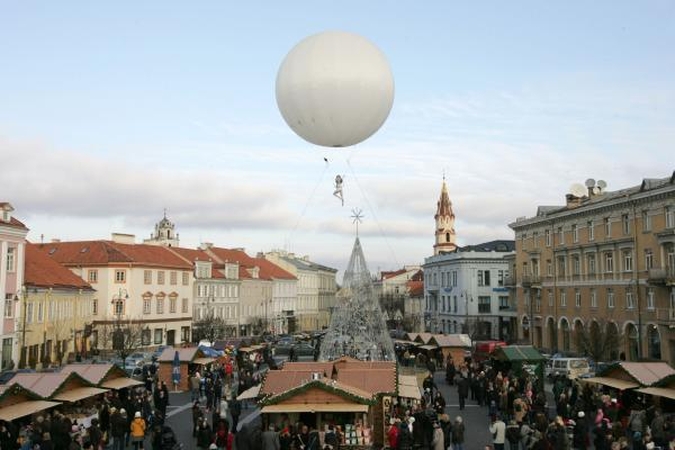 Kalėdų miestelis Rotušėje atidarytas įspūdingu akrobatiniu šou