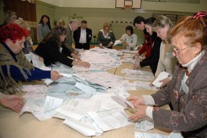 Didelis krūvis verčia rinkimų organizatorius atsisakyti darbo