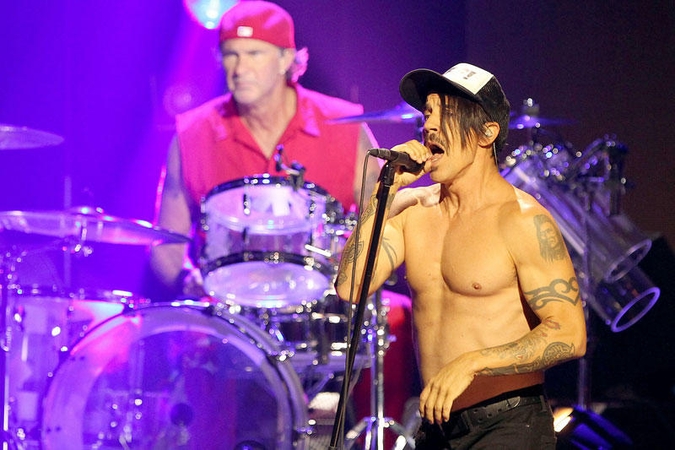 „Red Hot Chili Peppers“ lyderis susižeidė koją, koncertai atidedami