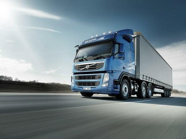 Dėl naujos „Volvo Trucks“ pagalbinės sistemos spūstyse taps saugiau