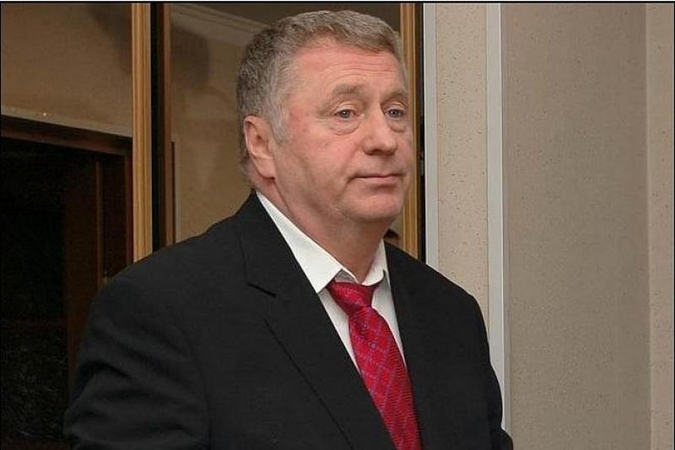 V.Žirinovskis rinkėjus vilioja mušdamas asilą